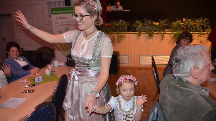 Große und kleine Models faszinierten mit einem farbenfrohen Augenschmaus und sorgten für viel Spaß mit einer Trachtenmodenschau Fotos: K.- H. Hofmann