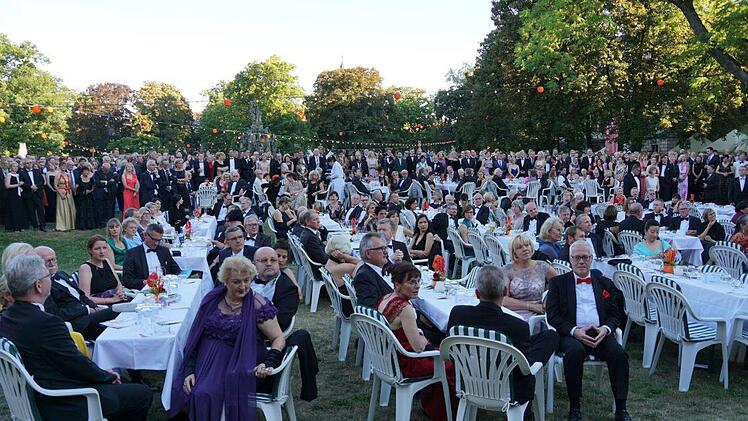 Landtagsabgeordnete Petra Guttenberger (vorne links) und viele weitere Gäste verfolgten die Begrüßungsansprache von FAU-Präsident Hornegger.  Foto: Pascale Ferry