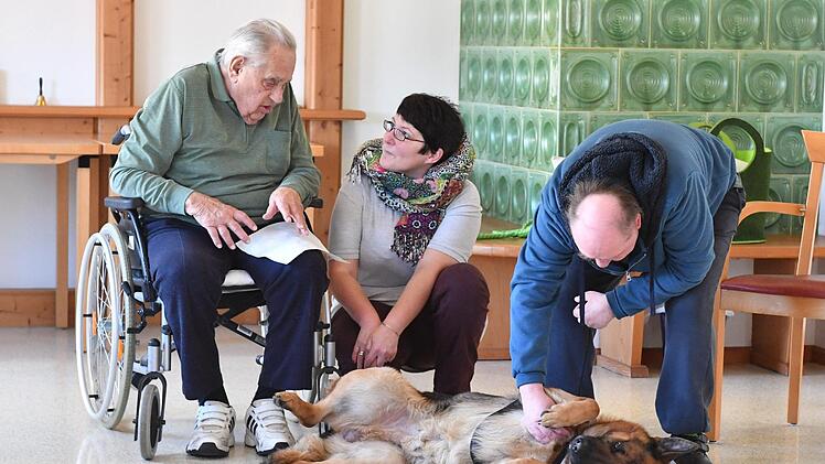 Therapiehund Aramis bei den Senioren im Kulmbacher WohnstiftFoto: Ronald Rinklef