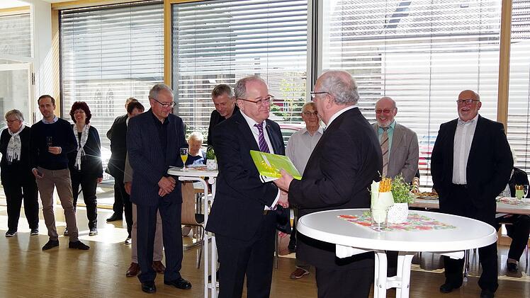 Stellvertretender Landrat Bernd Steger (rechts) überreicht Marius Popp das neue Heimatkundliche Jahrbuch des Landkreises Kronach. Heike Schülein