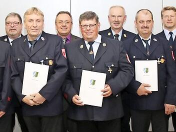 Feuerwehrmänner der Gemeinde Großheirath wurden beim Ehrungsabend der Gemeinde durch den stellvertretenden Landrat Rainer Mattern (links) und Kreisbrandrat Manfred Lorenz (Zweiter von links) sowie durch Bürgermeister Udo Siegel (Sechster von links) mit Feuerwehrehrenzeichen in Silber und in Gold ausgezeichnet.  Foto: Michael Stelzner