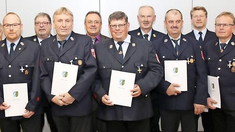 Feuerwehrmänner der Gemeinde Großheirath wurden beim Ehrungsabend der Gemeinde durch den stellvertretenden Landrat Rainer Mattern (links) und Kreisbrandrat Manfred Lorenz (Zweiter von links) sowie durch Bürgermeister Udo Siegel (Sechster von links) mit Feuerwehrehrenzeichen in Silber und in Gold ausgezeichnet.  Foto: Michael Stelzner