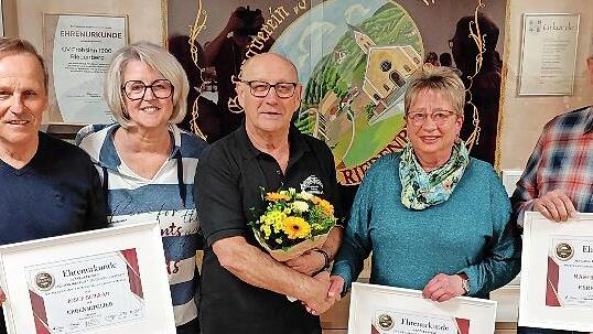 Zu Ehrenmitgliedern des Gesangvereins Frohsinn Riedenberg wurden Josef Schaab (links), Blanka Dorn (4.v.l.) und Manfred Fr&ouml;hlich (rechts) ernannt. Es gratulierten 2. Vorsitzende Evelyn Schneider und Vorsitzender Hubert Dorn.