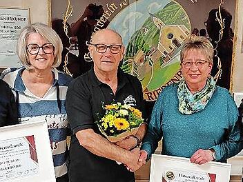 Zu Ehrenmitgliedern des Gesangvereins Frohsinn Riedenberg wurden Josef Schaab (links), Blanka Dorn (4.v.l.) und Manfred Fr&ouml;hlich (rechts) ernannt. Es gratulierten 2. Vorsitzende Evelyn Schneider und Vorsitzender Hubert Dorn.