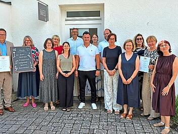 F&uuml;r 25 oder 40 Dienstjahre wurden diese Lehrerinnen und Lehrer ausgezeichnet; hier mit stv. Landrat Alexander Bergmann und Schulamtsdirektorin Susanne Vodde (von links), Personalratsvorsitzenden Matthias Weinberger (Sechster von links) und Schulam...