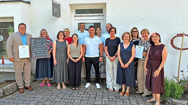F&uuml;r 25 oder 40 Dienstjahre wurden diese Lehrerinnen und Lehrer ausgezeichnet; hier mit stv. Landrat Alexander Bergmann und Schulamtsdirektorin Susanne Vodde (von links), Personalratsvorsitzenden Matthias Weinberger (Sechster von links) und Schulam...