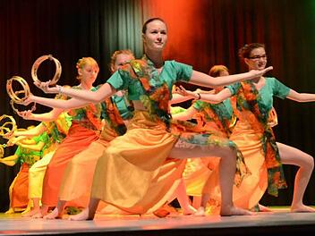 Fabelhafte farbenprächtige Kostüme, fulminante und faszinierende Choreografien die dank großartiger Einstudierung in ihrer Harmonie das Publikum bei der Ballett-Tanz-Gala in Kronach begeisterten. Foto: K.-H. Hofmann