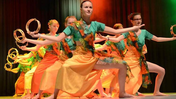 Fabelhafte farbenprächtige Kostüme, fulminante und faszinierende Choreografien die dank großartiger Einstudierung in ihrer Harmonie das Publikum bei der Ballett-Tanz-Gala in Kronach begeisterten. Foto: K.-H. Hofmann