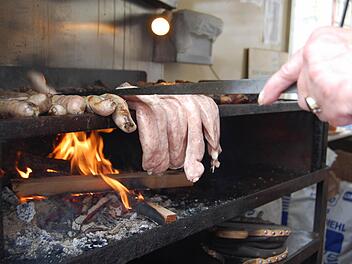 Coburger Bratwürste werden traditionell auf Kiefernzapfen zubereitet. Foto: Oliver Schmidt