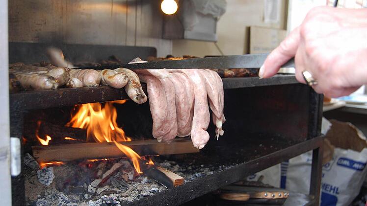 Coburger Bratwürste werden traditionell auf Kiefernzapfen zubereitet. Foto: Oliver Schmidt