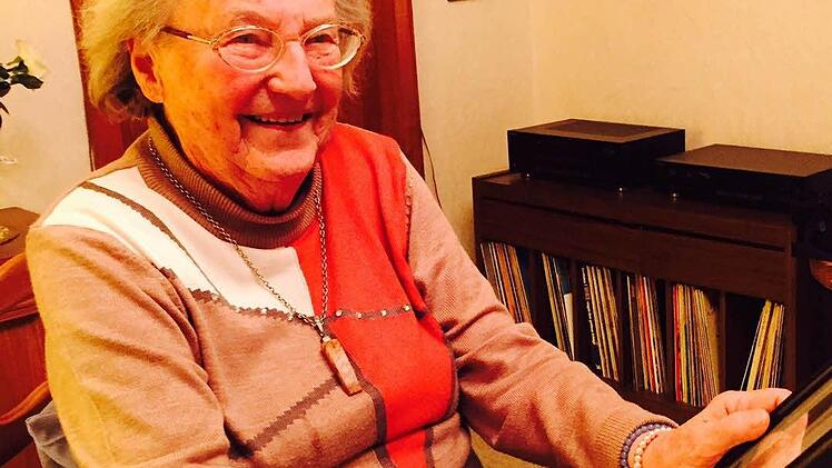 Edith Schiffner beim Blättern in den Familienpapieren. Foto: W.S.