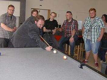 Am Billardtisch mal eine ruhige Kugel schieben; der Zweite Vorsitzende Frank Friedrich (2. v. r., sitzend) ist dabei. Foto: Petra Malbrich