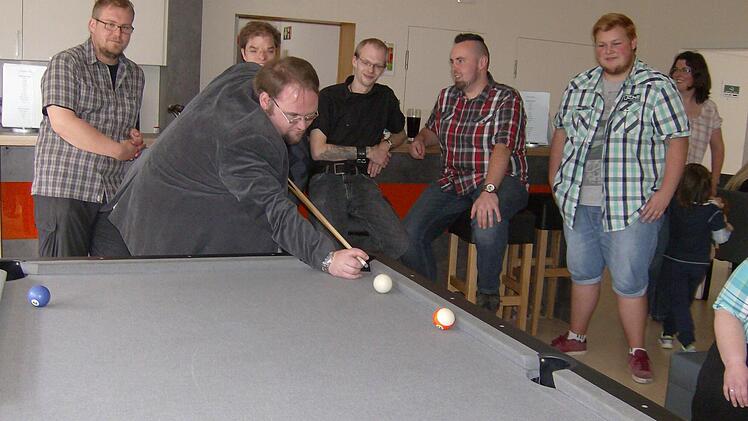 Am Billardtisch mal eine ruhige Kugel schieben; der Zweite Vorsitzende Frank Friedrich (2. v. r., sitzend) ist dabei. Foto: Petra Malbrich