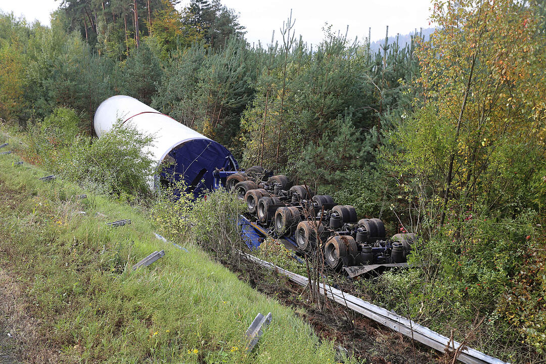 Schwertransporter verunglückt auf A9