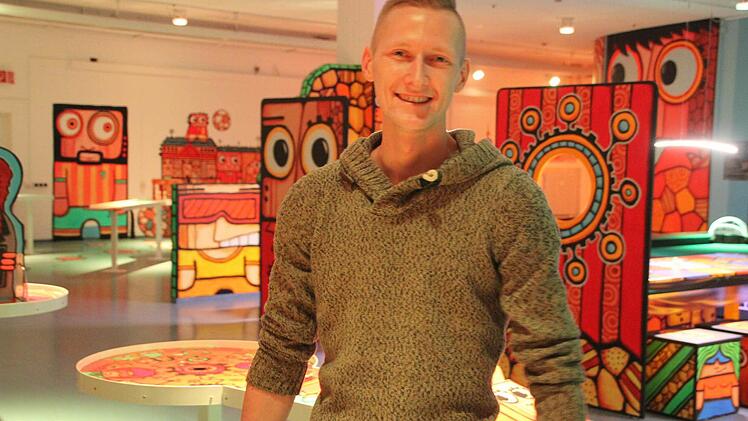 Willi erklärt die PitPat-Bahn. PitPat ist ein Mix aus Billard und Minigolf. Foto: Diana Fuchs