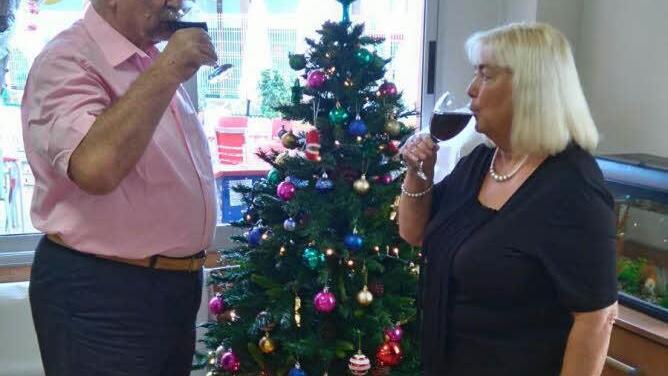 Clemens und Christine Raab stoßen im Restaurant mit spanischem Glühwein auf Weihnachten an. Foto: privat