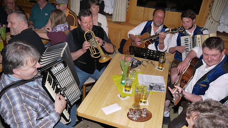 A echte Gaudi: das Wirtshaussingen in Ebersdorf bei Coburg. Foto: Berthold Köhler