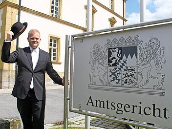Ein Richter mit Humor: Eigentlich kein Hutträger, nimmt Stefan Hoffmann das Requisit Hut gerne an, um einen Bildtext mit "Richter nimmt seinen Hut" zu ermöglichen. Foto: Markus Häggberg