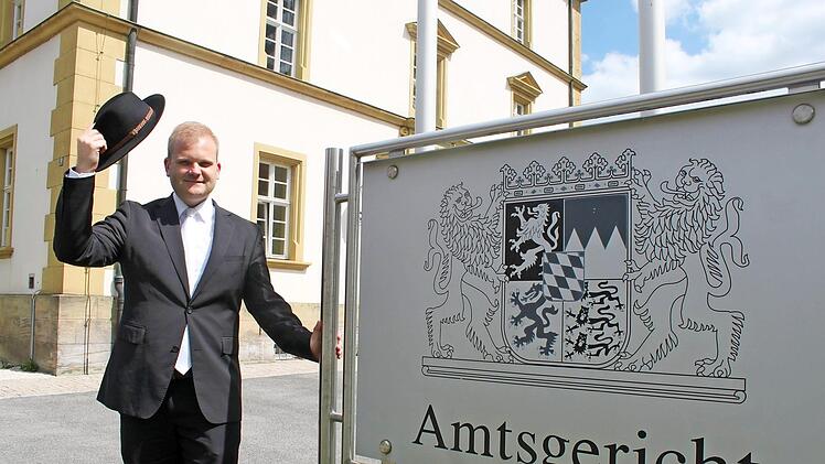 Ein Richter mit Humor: Eigentlich kein Hutträger, nimmt Stefan Hoffmann das Requisit Hut gerne an, um einen Bildtext mit "Richter nimmt seinen Hut" zu ermöglichen. Foto: Markus Häggberg