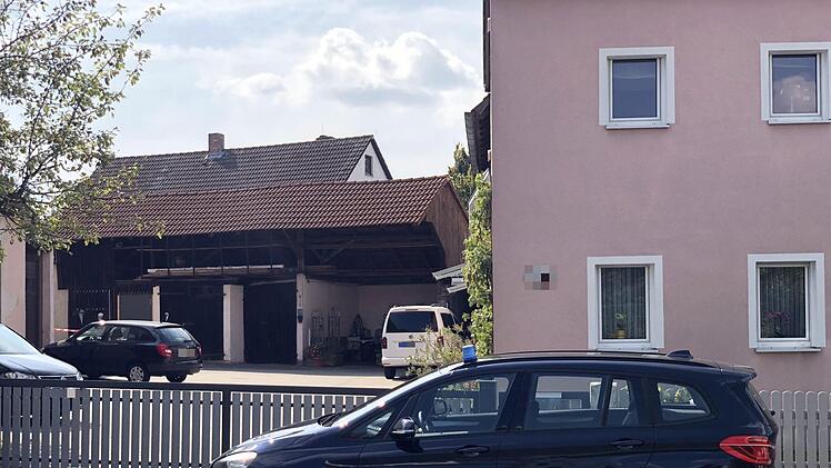 In diesem Anwesen im Kreis Roth wurde am Donnerstagvormittag eine Leiche gefunden. Foto: NEWS5 / Goppelt