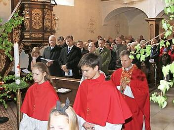 Pfarrer Steffel und die Ministranten beim Einzug in die voll besetzte Heilig-Kreuz-Kirche Foto: Mathias Erlwein
