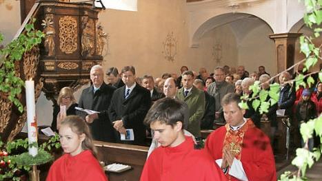 Pfarrer Steffel und die Ministranten beim Einzug in die voll besetzte Heilig-Kreuz-Kirche Foto: Mathias Erlwein