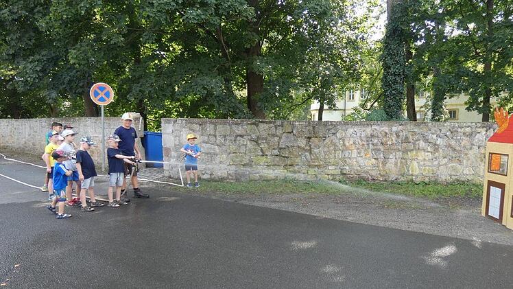 Am Spritzenh&auml;uschen l&ouml;schte der Nachwuchs erfolgreich den Hausbrand. Foto: Christian Licha