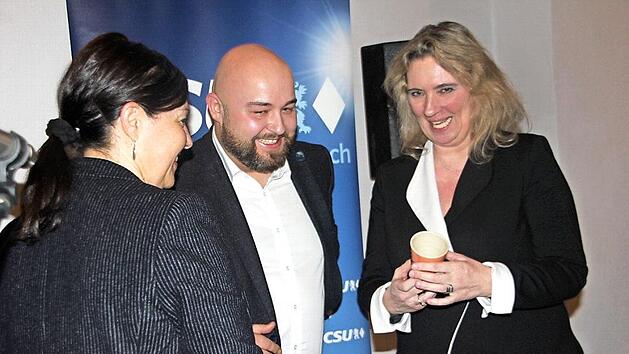 Kerstin Schreyer (rechts) wurde von CSU-B&uuml;rgermeisterkandidatin Angela Hofmann und Jonas Geissler mit einem kleinen Geschenk in Kronach begr&uuml;&szlig;t. Foto: Veronika Schadeck