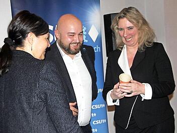 Kerstin Schreyer (rechts) wurde von CSU-Bürgermeisterkandidatin Angela Hofmann und Jonas Geissler mit einem kleinen Geschenk in Kronach begrüßt. Foto: Veronika Schadeck