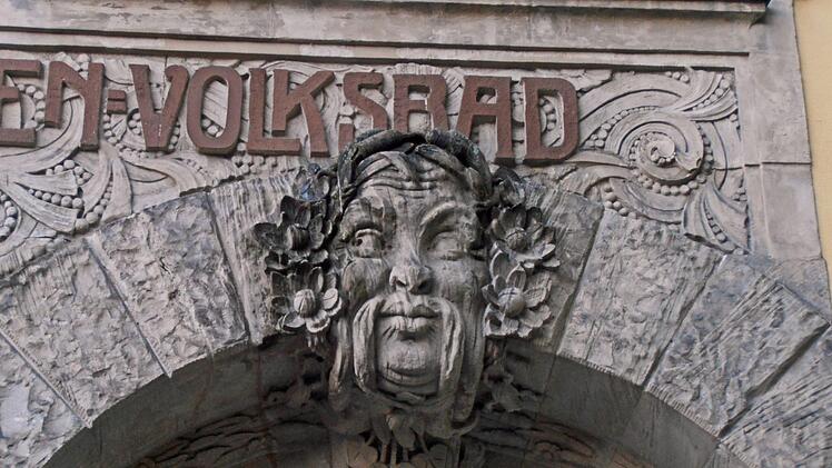 Blick auf den Portikusbau des ehemaligen Ernst-Alexandrinen-Volksbades in Coburg. - DetailFoto: Jochen Berger