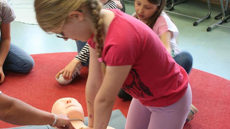 Die Dritt- und Viertklässler der Grundschule Poppenlauer übten die wichtigsten Grundlagen der Ersten Hilfe ein.