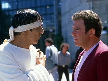 Admiral Kirk (William Shatner, rechts) und Mr. Spock (Leonard Nimoy) haben sich ins 20. Jahrhundert nach San Francisco zur&uuml;ckversetzen lassen, um Buckelwale zu suchen.