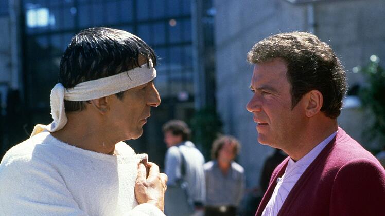 Admiral Kirk (William Shatner, rechts) und Mr. Spock (Leonard Nimoy) haben sich ins 20. Jahrhundert nach San Francisco zur&uuml;ckversetzen lassen, um Buckelwale zu suchen.