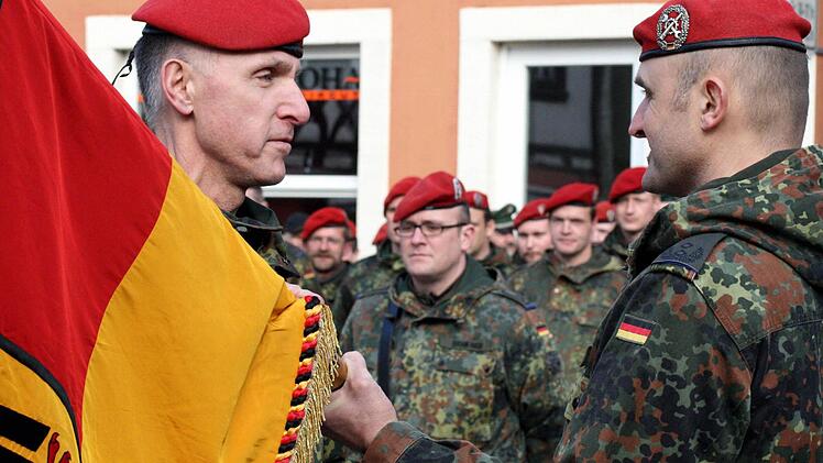 Regimentskommandeur Friedrich Karl Engelhardt übergibt die Bataillonsfahne an Oberstleutnant Stefan Ley.