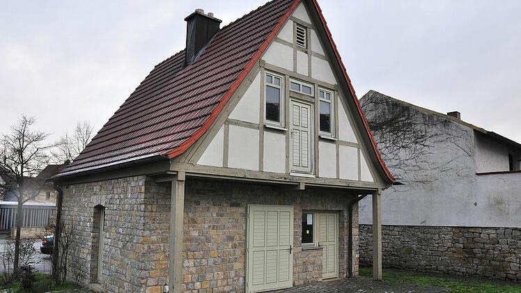 Vor allem die Balken am Backhäusla in Wonfurt (im Bild) sollten heuer saniert werden, teilte Karl Hellwig in der Sitzung des Gemeinderats Wonfurt mit. Foto: Ulrike Langer