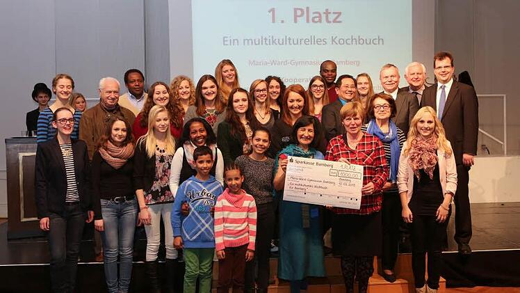 Platz 1 und 1000 Euro gab's für die Macher des Multikulturellen Kochbuchs vom Maria-Ward-Gymnasium. Foto: Barbara Herbst
