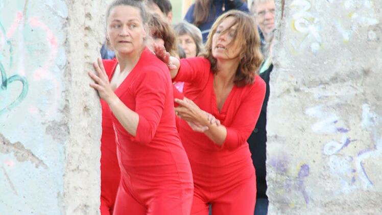 Sonnwend-Aktion in Niederlauer mit Jimmy Fell und Performance. Foto: Paul Ziegler