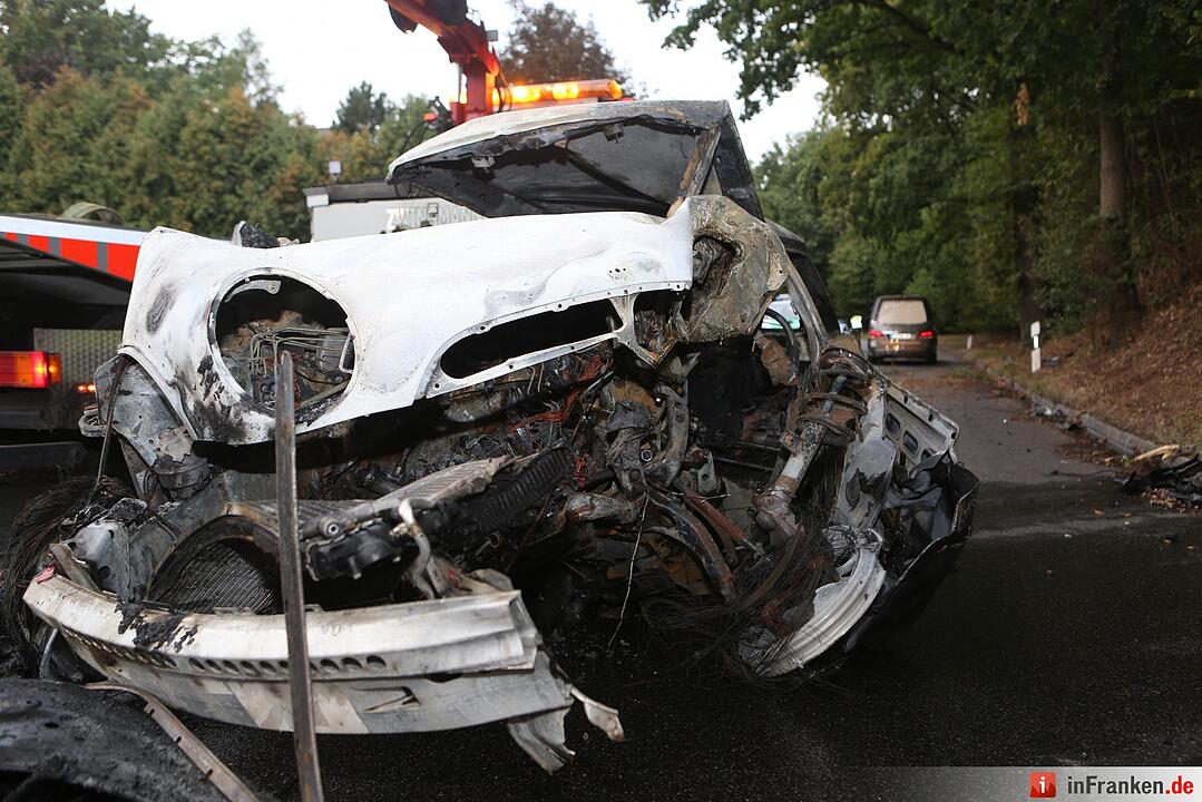 Schrecklicher Unfall am Sonntagmorgen im Kreis Lichtenfels: Zwei junge Maenner verbrennen in Unfallwrack bei Burgkunstadt