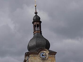Perfektes Wetter für einen Marktsonntag: Zwar zogen ab und an immer wieder dunkle Wolken auf, doch der Regen hielt sich an diesem Sonntag fern von Ebern auf. Fotos: Johanna Eckert