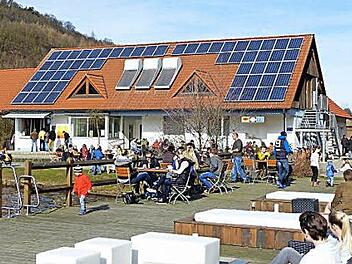 Das Sonnendeck am Trebgaster Badesee ist ein beliebter Aufenthaltsort der Gäste und soll nun renoviert werden. Foto: Dieter Hübner