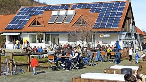 Das Sonnendeck am Trebgaster Badesee ist ein beliebter Aufenthaltsort der Gäste und soll nun renoviert werden. Foto: Dieter Hübner