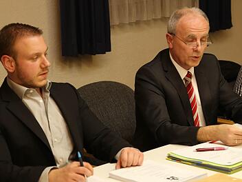 Gechäftsführer Ulrich Meierhöfer (l.) und Bürgermeister Markus Grüner stellen den Obertrubacher Haushalt vor.  Foto: Franz Galster