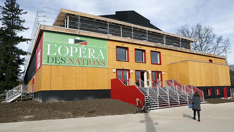 Die Oper in Genf hat als Ausweichspielstätte derzeit einen einfachen Holzbau. Eine Coburger Delegation hat ihn auch schon besichtigt. Foto: dpa