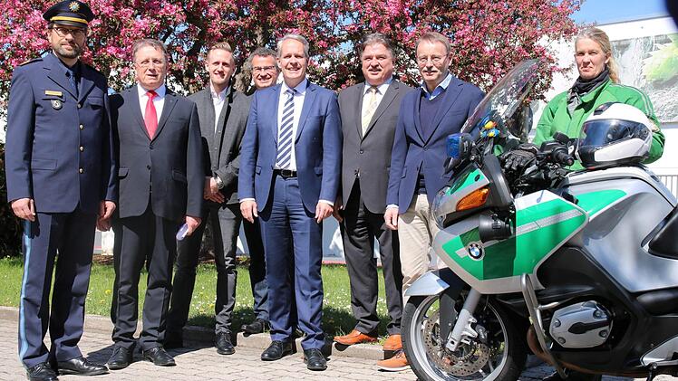 Sie freuen sich auf die 17. Sternfahrt: (von links) Alfons Schieder, Präsident des Polizeipräsidiums Oberfranken; Henry Schramm, Oberbürgermeister; Johannes Schaller, Organisator der Motorradsternfahrt Kulmbacher Brauerei; Michael Schmid, Leiter Festmanagement Kulmbacher Brauerei; Markus Stodden, Vorstandssprecher der Kulmbacher Brauerei; Klaus-Peter Söllner, Landrat, und Andreas Eßer, Leiter Marketing der Kulmbacher Brauerei und Polizistin Petra Schobert. Foto: Jochen Nützel