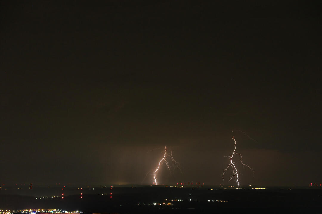 Gewitter entladen sich aus kilometerhohen Wolkentürmen - Beeindruckende Blitzshow die gesamte Nacht durch - Schafe suchen vor Gewitter und Starkregen Schutz
