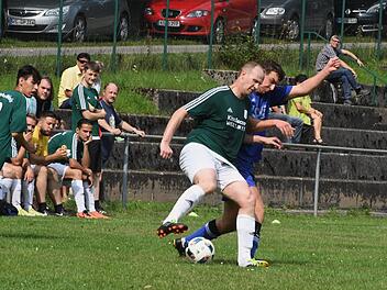 Vor der Winkelser "Kurve" spielt sich dieses Duell ab zwischen Marco Bocklet von der SG Bad Bocklet/Aschach und Markus Otto. Foto: Hopf