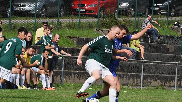Vor der Winkelser "Kurve" spielt sich dieses Duell ab zwischen Marco Bocklet von der SG Bad Bocklet/Aschach und Markus Otto. Foto: Hopf