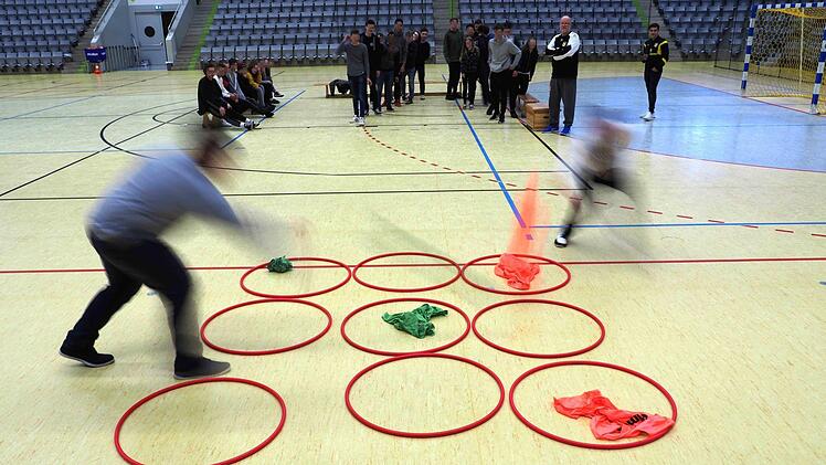 Um gemeinsam erfolgreich zu sein, muss das gesamte Team ein Ziel verfolgen und handeln. Verhaltensweisen aus dem Sport haben auch ihre Berechtigung und Geltung im Arbeitsleben, so die Botschaft. Foto: Christoph Winter