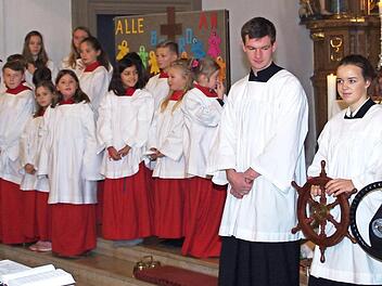 Drei ältere Ministranten zeigten anhand eines Ruders, dass Christus der Dreh- und Angelpunkt in unserem Leben ist. Links im Bild die neuen Ministranten Foto: Thomas Hümmer