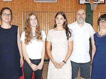 Die Jahrgangsbesten der Montessori-Schule Rhön-Saale wurden im Rahmen der Abschlussfeier besonders geehrt (von links): Lehrerin Lisa Schmalen, Paula Straub, Sina Erhard, Lehrer Christian Dünisch und Janine Harnischfeger-Büchs (Schulleitung).  Foto: Marion Eckert